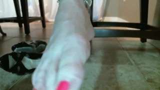 Ultimate foot dangle and toe scrunch with Scarlett Lush