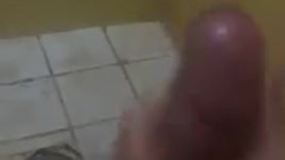 Joven masturbandose en la ducha hasta sacar toda la leche