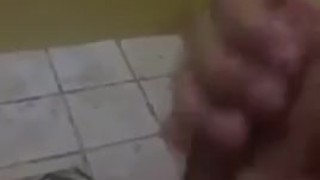 Joven masturbandose en la ducha hasta sacar toda la leche