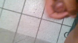 Masturbándose en el baño