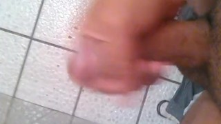 Masturbándose en el baño