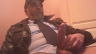 SECURITY GUARD JACKING OFF AT WORK