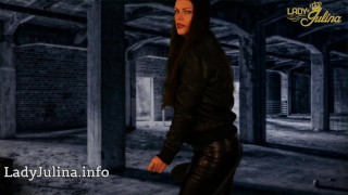 Lady Julina sucht Sitzgelegenheit Shiny Leder Leggings Facesitting
