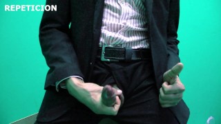 Jefe no aguanta y se CORRE en la oficina