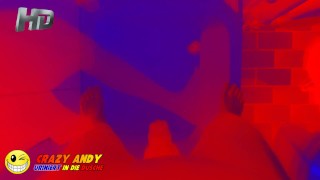 Andy pinkelt in die Dusche (Full HD 1080i)
