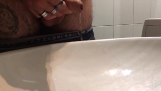 Pissing il mio capo in pizzeria toilet