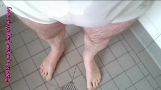 Pissen in weißer Short