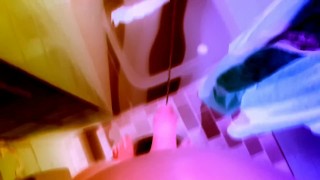 Andy verpisst das komplette Badezimmer