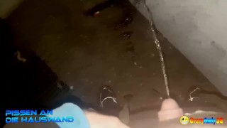 Wild pinkeln - Ich pisse an die Hauswand