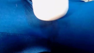 LATINA GIRL GETTING YOGA PANTS SOAKED WET PUSSY SAFADA GOZANDO NA LEG