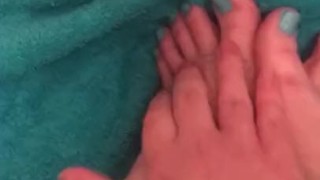 Teen rubs cum on my feet well moaning