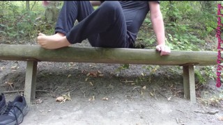 Schuhe und Nylonfüsse lüften ** Outdoor im Wald **