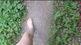 Spaziergang in Strumpfhose auf dem Wald Berg