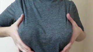 Acariciandome las tetas