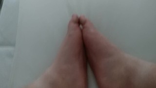 Young chub cumming on his feet