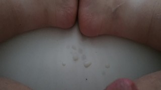 Young chub cumming on his feet