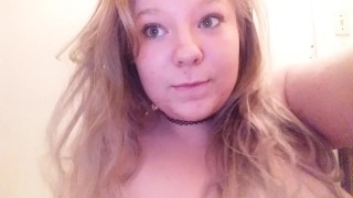 Garota com tesão tira e chupa os dedos