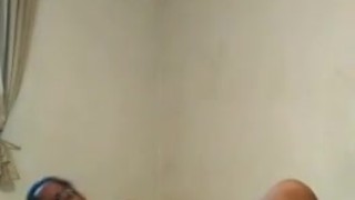 morena masturbandose en la habitación