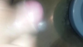 Masturbandome en el baño publico
