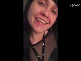 Ładna mamuśka w peruce brunetka uwielbia ssać
