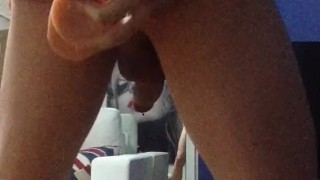 Chico Emo Disfruta de su Dildo sin condon