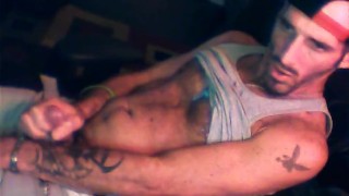 Dude Jack's off on webcam and cums