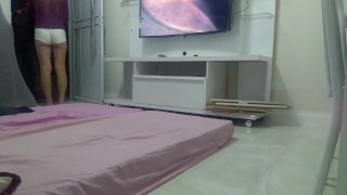 Provocando o entregador de pizza exibicionismo corno no banheiro