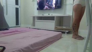 Provocando o entregador de pizza exibicionismo corno no banheiro