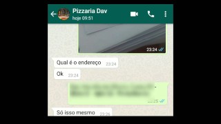 Provocando o entregador de pizza exibicionismo corno no banheiro