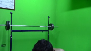 Va al Gym y termina Eyaculando de una forma Particular - Alex CUM