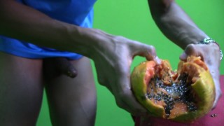 ¡¡Se FOLLA una Papaya hasta CORRERSE DENTRO DE ELLA!!!