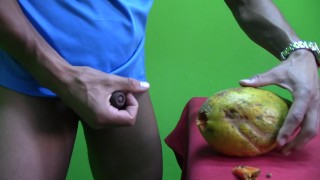¡¡Se FOLLA una Papaya hasta CORRERSE DENTRO DE ELLA!!!