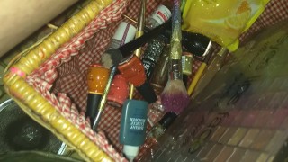 Peeing a BUNCH!! In this makeup box ;P