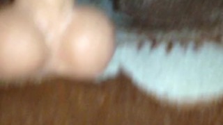 vertical metiendome un dildo por mi hoyo peludo