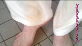 01 - Pissen in weißer Jogginghose