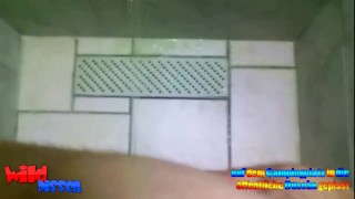 Auf dem Campingplatz in die öffentliche Dusche gepisst