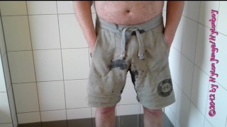 Pissen in Grau