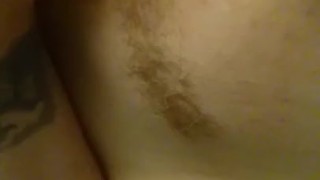 Rusa se masturba con dildo hasta venirse