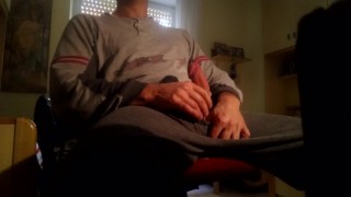 Papà Beccato A Masturbarsi Con Un Film Porno