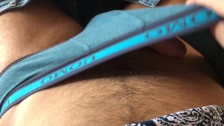 Ragazzo massaggia il suo cazzo