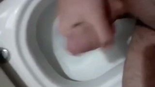 Sborrata nel cesso pubblico durante la pausa !!!