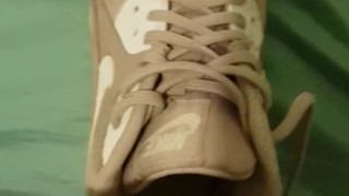 Quick cum on her shoes