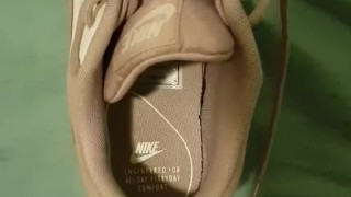 Quick cum on her shoes