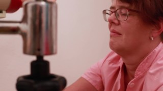 Marcus Pollack wird auf dem Gynstuhl in den Arsch gefistet