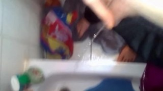 wieder mal bei Freunden zu Besuch und in deren dusche gepisst