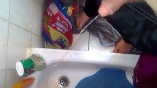 wieder mal bei Freunden zu Besuch und in deren dusche gepisst
