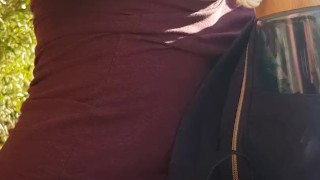 Ich wurde fast erwischt, als ich meine Titten am Fluss herausgeholt habe.