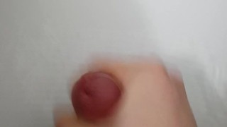 Petite branlette sous la douche avec grosse éjaculation