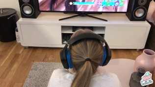 FORTNITE AND FUCK! Cute GAMER GIRL gets fucked while playing FORTNITE BR!