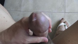 STRAIGHT MUSCLE GUY CUM SHOT 4K MONSTER COCK MASSIVE THIGHS MUSCLED LEGS